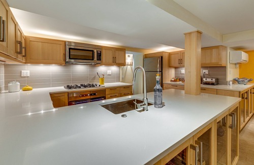 Alphabet Historic District Apartment | Nob Hill Deluxe Suite w/large kitchen - sleeps 4