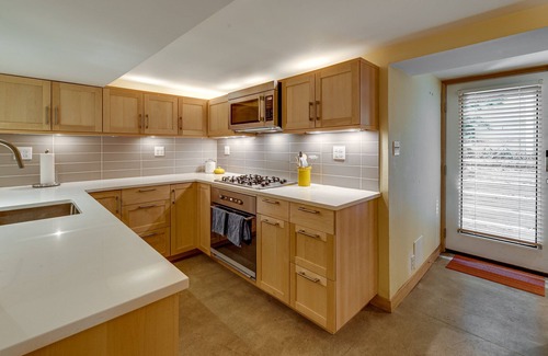 Alphabet Historic District Apartment | Nob Hill Deluxe Suite w/large kitchen - sleeps 4