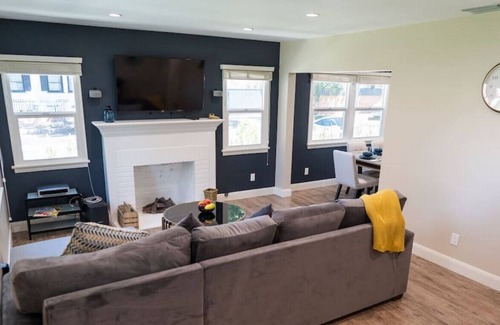 North Hollywood House | NOHO BLISS: NEWLY RENOVATED 3BR HOUSE w/ HOT TUB & LARGE FENCED YARD p58
