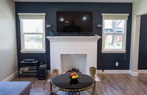 North Hollywood House | NOHO BLISS: NEWLY RENOVATED 3BR HOUSE w/ HOT TUB & LARGE FENCED YARD p58