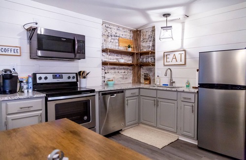 Knoxville Apartment | NoKno Flats The King Bed Suite ♚