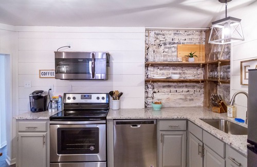 Knoxville Apartment | NoKno Flats The King Bed Suite ♚