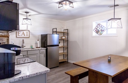 Knoxville Apartment | NoKno Flats The King Bed Suite ♚