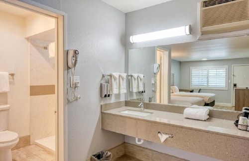 San Luis Obispo House | Non-Smoking 1 Queen Bed