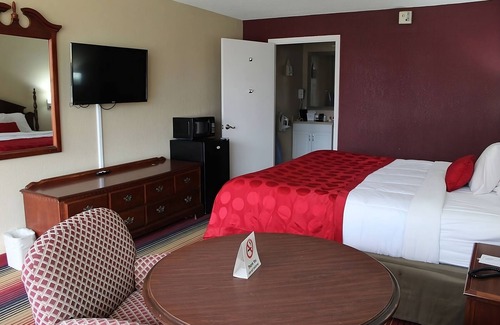 Perry House | Non-Smoking King Room at FairBridge Inn Express Perry, Pets Allowed!