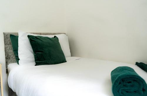 Harborne Apartment | Noormak nights-Private Whole House Stay In Birmingham