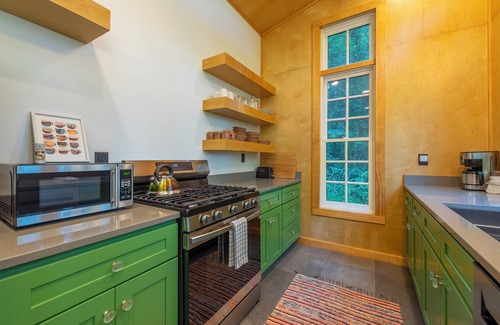 Black Mountain Cottage | Nordic Eco Cottage - 1 Acre property & walk to Black Mountain