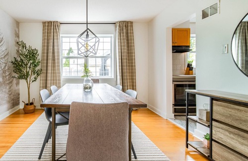 Griesbach House | Nordic Spa Retreat - Hot Tub - King Bed - Firepit - BBQ!