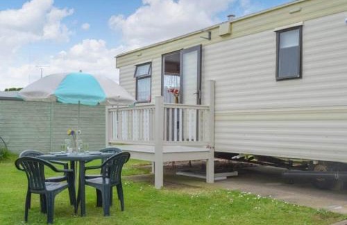 Bacton House | Norfolk Poppy Caravan - Sleeps 4 - WiFi and Sky TV Included
