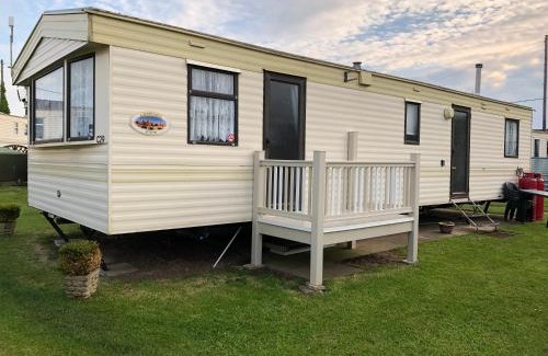 Bacton House | Norfolk Poppy Caravan - Sleeps 4 - WiFi and Sky TV Included