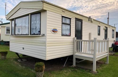 Bacton House | Norfolk Poppy Caravan - Sleeps 4 - WiFi and Sky TV Included