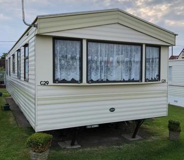 Bacton House | Norfolk Poppy Caravan - Sleeps 4 - WiFi and Sky TV Included