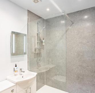 Hele Apartment | North Devon Resort One bedroom sea view hot tub Residence
