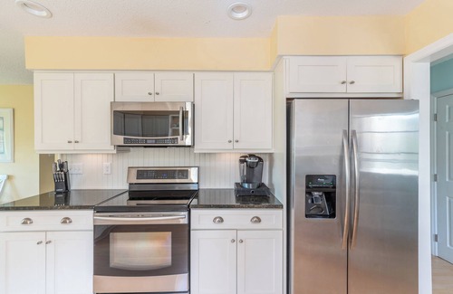 Tybee Island Cottage | North End! Tidal Creek, Dock to launch kayaks, Hot tub, TWO screened porches