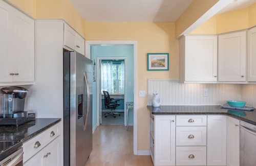 Tybee Island Cottage | North End! Tidal Creek, Dock to launch kayaks, Hot tub, TWO screened porches