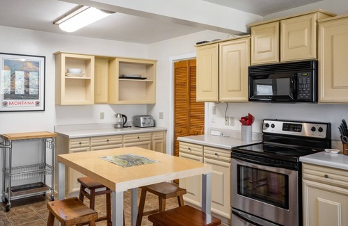 Gardiner House | North Entrance House - Cozy Home Minutes from Yellowstone's North Entrance!