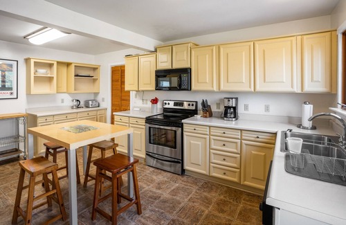 Gardiner House | North Entrance House - Cozy Home Minutes from Yellowstone's North Entrance!