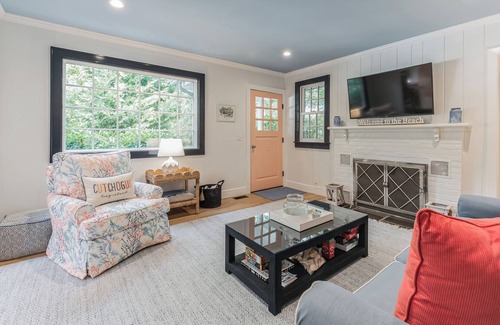 Cutchogue Cottage | North Fork Beach Cottage in Fleets Neck - walk to Beach and close to Vineyards!