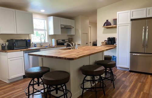 Ingram House | North House, 3BR/2BR, Sleeps 12, Wrap-Around Porch, Grill, Firepit