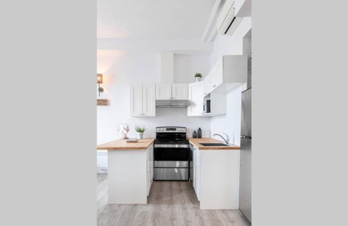 Lower Town Apartment | North House - Manoir des Remparts- Renovated 3 Bedroom Oasis