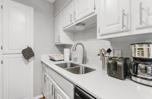 Brentwood Apartment | North Lamar Gem Apartment: Pool, BBQ and Workspace