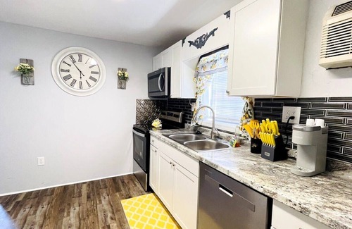 Ocean Drive Apartment | North MB Beautiful studio across from the beach