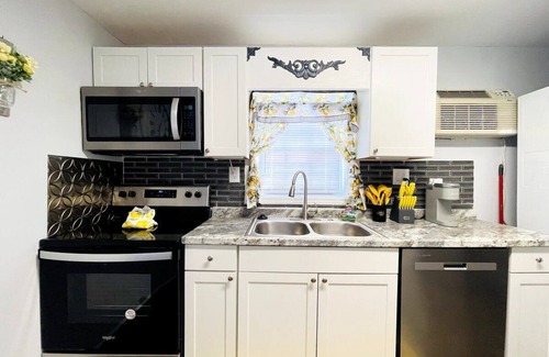 Ocean Drive Apartment | North MB Beautiful studio across from the beach