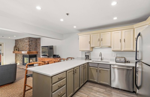 Downtown Condo | North Of Nell, Unit 4d