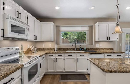 Park Hill House | North Phoenix 4 Bdrm Vacation Home w/Pool & Games!