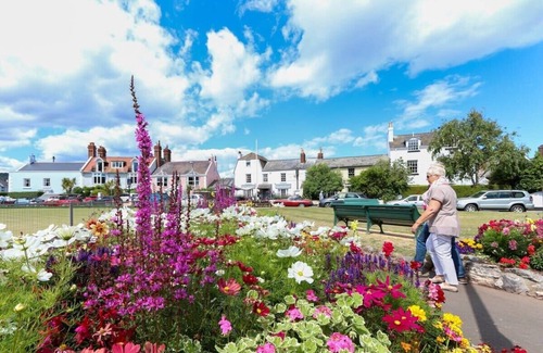 Shaldon House | North View cottage. Shaldon village.