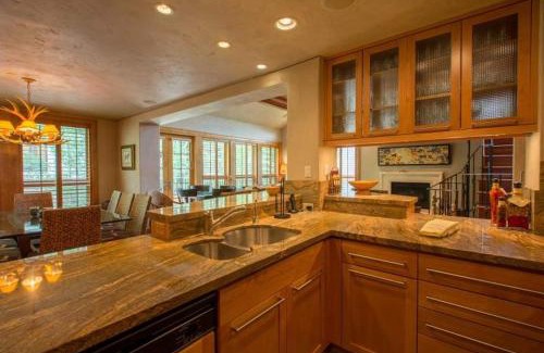 Vail Apartment | Northwoods Steps to Chairlift