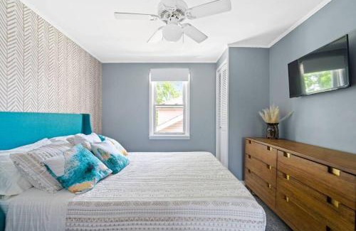 Norwood Park East Apartment | Norwood Park/Edison Park! Workstation & In-unit Laundry! 2nd Floor Apt