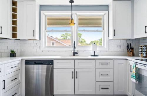 Norwood Park East Apartment | Norwood Park/Edison Park! Workstation & In-unit Laundry! 2nd Floor Apt