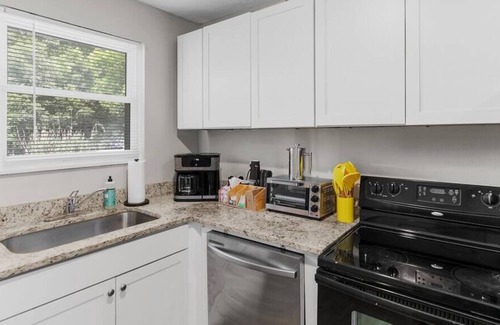 Norwood Apartment | Norwood/Uptown Apt #5, near it all!