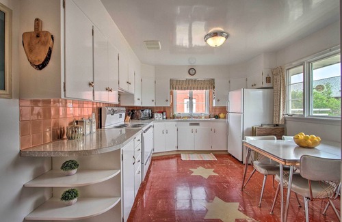 Anaconda House | Nostalgic & Retro Anaconda Home, Walk to Town