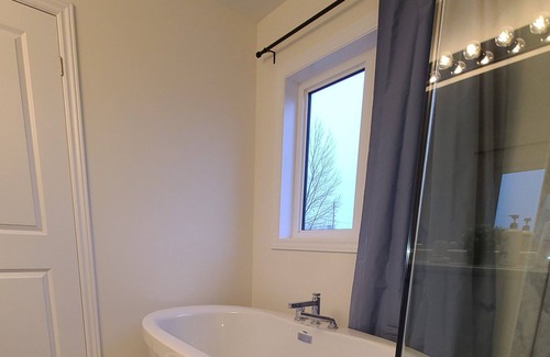 Wasaga Beach House | Not Home But Home 15 minutes to Blue Mountain and 2 minutes to Beach