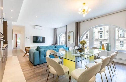 Paris City Center Apartment | Notre Dame 4 bedroom apartment-Seine View