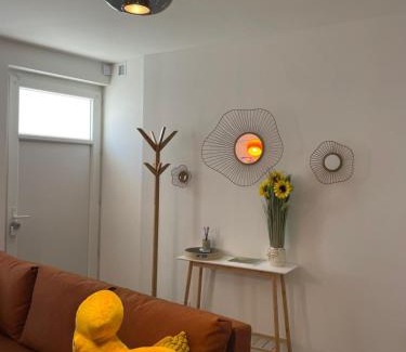 Surgeres Apartment | Nouveau! Appartement climatisé à 100m du marché- Tendance 70's
