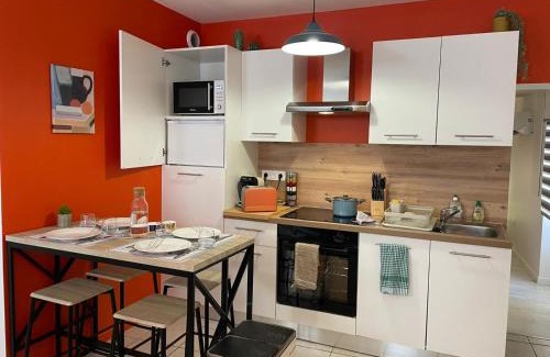 Surgeres Apartment | Nouveau! Appartement climatisé à 100m du marché- Tendance 70's