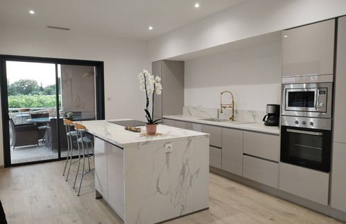 Pont-Saint-Esprit Villa | Nouveau Villa Climatisée vue sur Vignoble Zen, Luxe, Charme