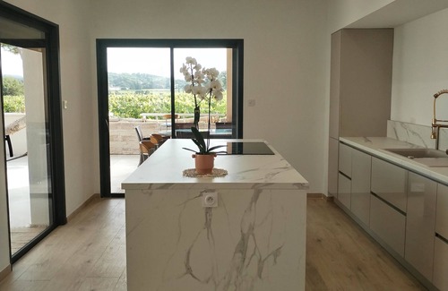 Pont-Saint-Esprit Villa | Nouveau Villa Climatisée vue sur Vignoble Zen, Luxe, Charme