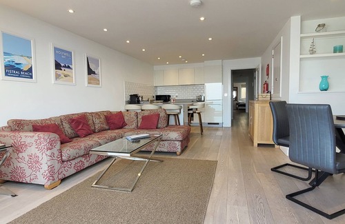 Newquay Apartment | Nov & Dec Reductions! Luxury 2 bed apartment, stunning views over Fistral Beach