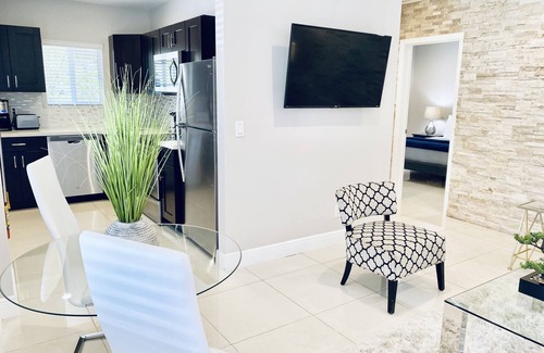 Pompano Beach Apartment | NOW ALSO MONTH TO MONTH LUXURY VACATION RENTAL - 3 MINUTES WALK TO THE BEACH