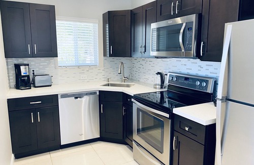 Pompano Beach Apartment | NOW ALSO MONTH TO MONTH LUXURY VACATION RENTAL - 3 MINUTES WALK TO THE BEACH