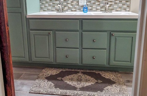 Jefferson Cottage | NOW BOOKING - HILLSIDE HIDEAWAY 3BR/2BA VACATION RENTAL W/WIFI & GAS LOGS!