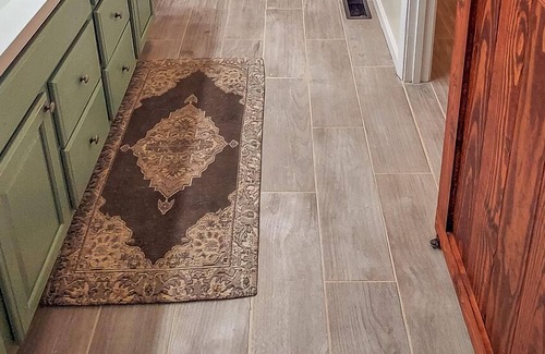 Jefferson Cottage | NOW BOOKING - HILLSIDE HIDEAWAY 3BR/2BA VACATION RENTAL W/WIFI & GAS LOGS!