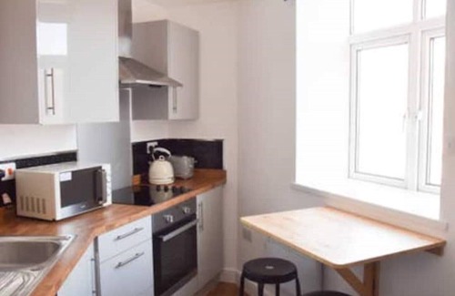 Leicester City Centre Apartment | NR GRAND HOTEL-MASTER BEDROOM WITH A CITY VIEW