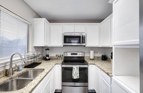 West San Antonio House | Nr Sea World | WiFi Games | Yard | Pets | Parking