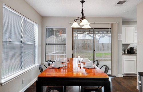 West San Antonio House | Nr Sea World | WiFi Games | Yard | Pets | Parking