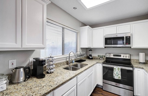 West San Antonio House | Nr Sea World | WiFi Games | Yard | Pets | Parking